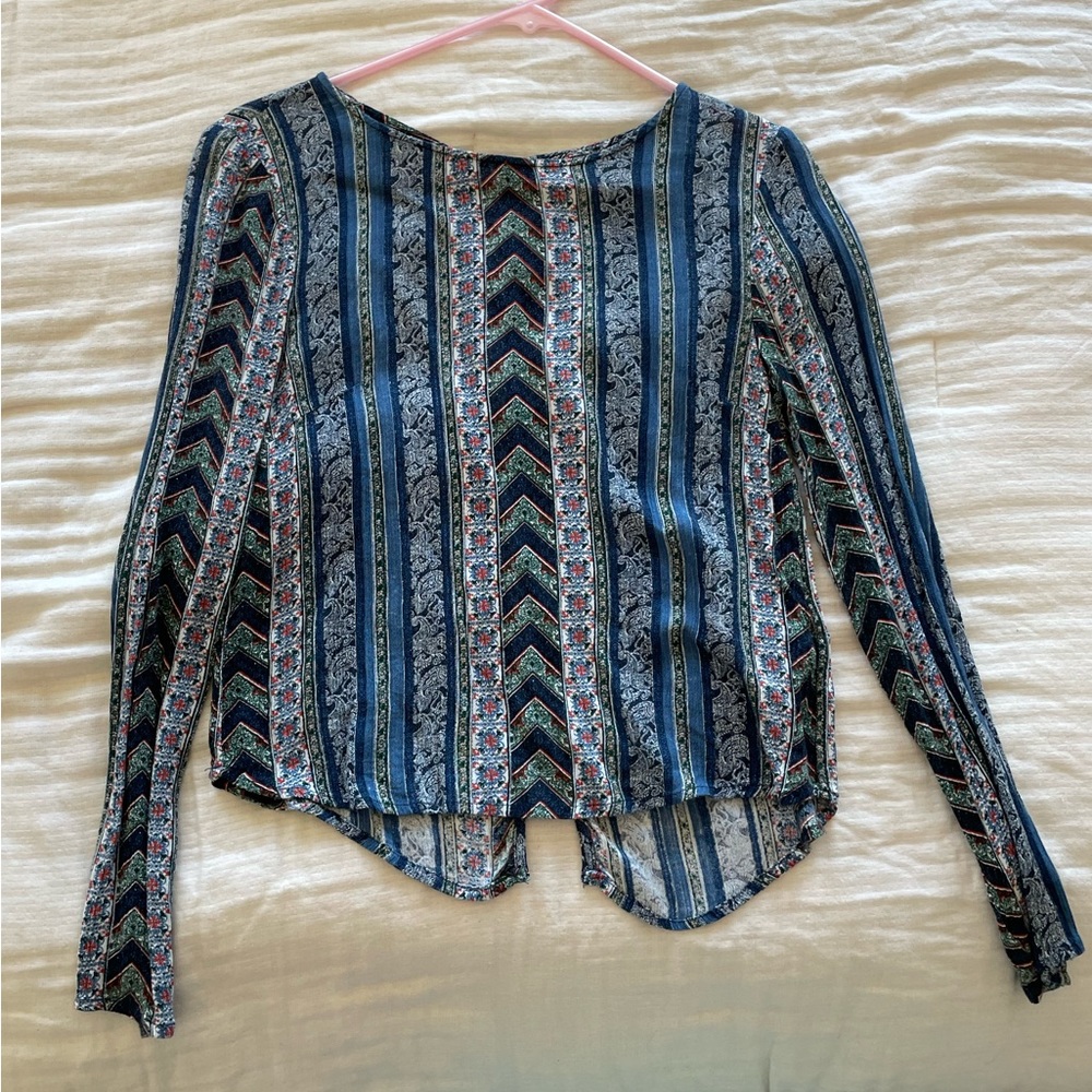 Color printed H&M shirt with open back held together by buttons.